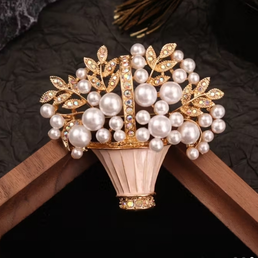 🆕️💐 PEARL & RHINESTONE FLORAL BOUQUET BASKET BROOCH PIN💐